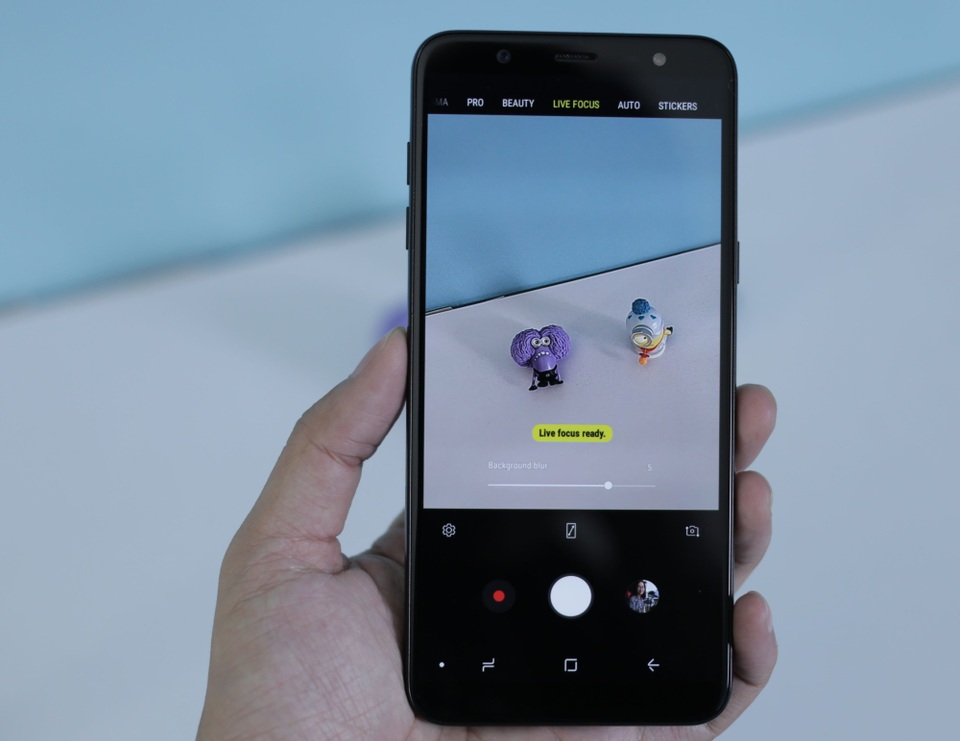 Trên tay Galaxy J8 2018 mới nhất của Samsung tại Việt Nam - 5 Hãng cũng trang bị tính năng Live Focus giúp điều khiển độ sâu của trường ảnh trước hoặc sau khi chụp, giúp lấy nét rõ và làm nổi bật chủ thể. Song song, hiệu ứng Art Bokeh giúp người dùng tùy chỉnh ánh sáng hậu cảnh với đa dạng hiệu ứng bokeh mới lạ.