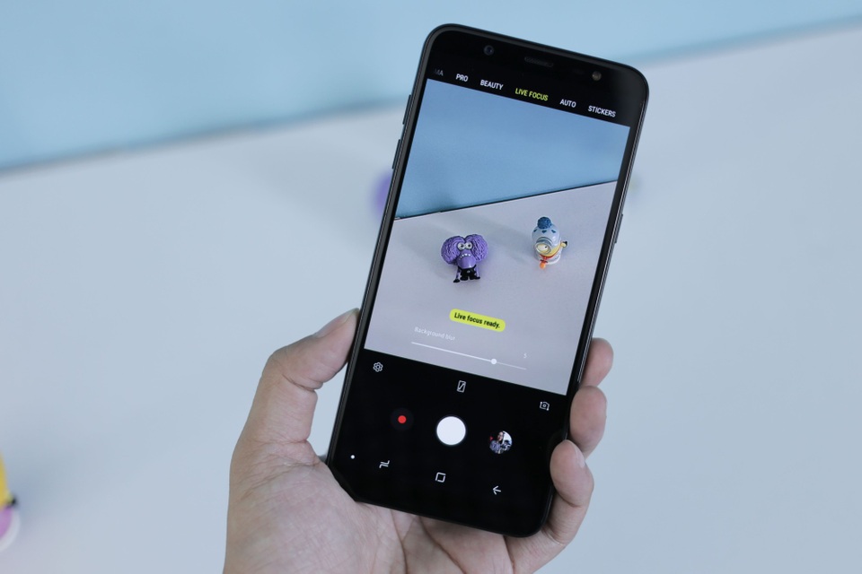 Trên tay Galaxy J8 2018 mới nhất của Samsung tại Việt Nam - 4 Hệ thống camera này, Samsung trang bị cặp máy ảnh kép xoá phông tương tự các dòng sản phẩm cao cấp của hãng, độ phân giải lần lượt 16MP và 5MP. Hệ thống camera này có khẩu độ lớn f/1.7 cho hình ảnh sắc nét trong điều kiện thiếu sáng.
