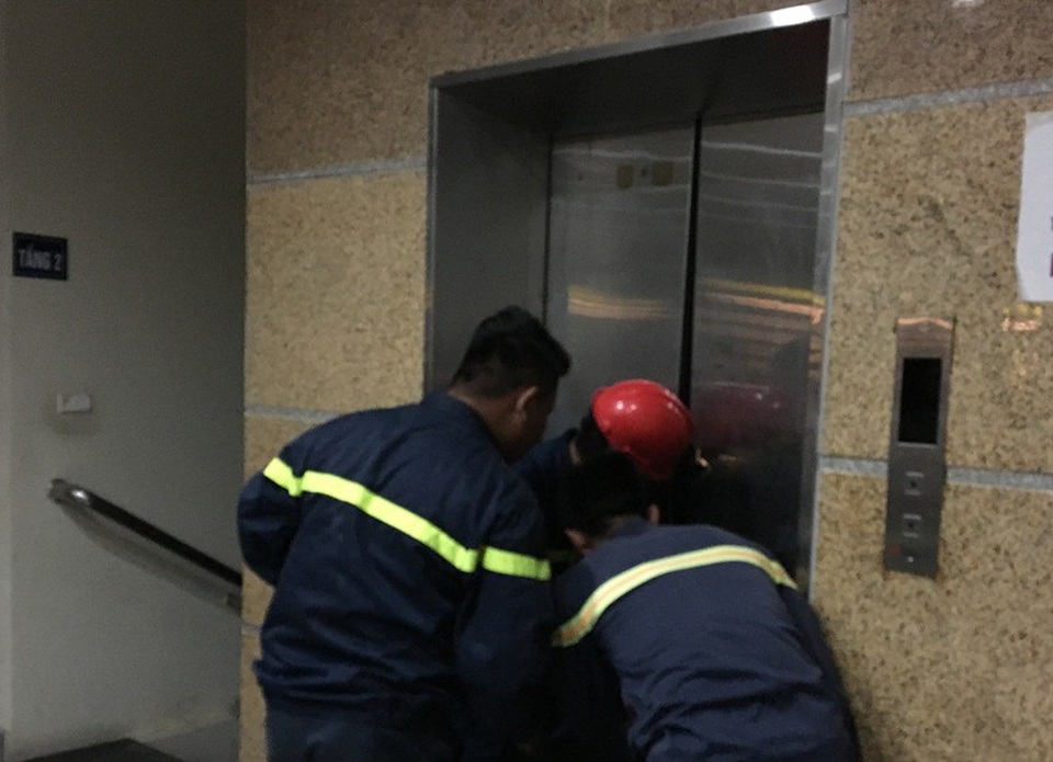 Giải cứu 10 người bị mắc kẹt trong thang máy thư viện - 1 Hiện trường nơi các nạn nhân bị mắc kẹt