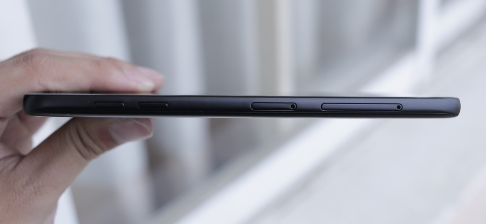 Trên tay Galaxy J8 2018 mới nhất của Samsung tại Việt Nam - 2 Samsung sử dụng chất liệu polycarbonat để làm vỏ máy và sơn phủ mờ nhằm giúp hạn chế bám bẩn và vân tay.