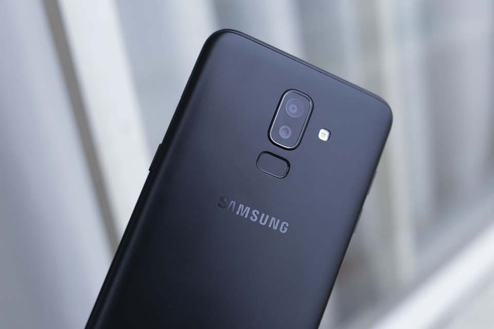 Trên tay Galaxy J8 2018 mới nhất của Samsung tại Việt Nam - 3 Điểm nhấn trong thiết kế mặt lưng là hệ thống camera kép và phía dưới có cảm biến vân tay phù hợp với thao tác ngón tay của người dùng.