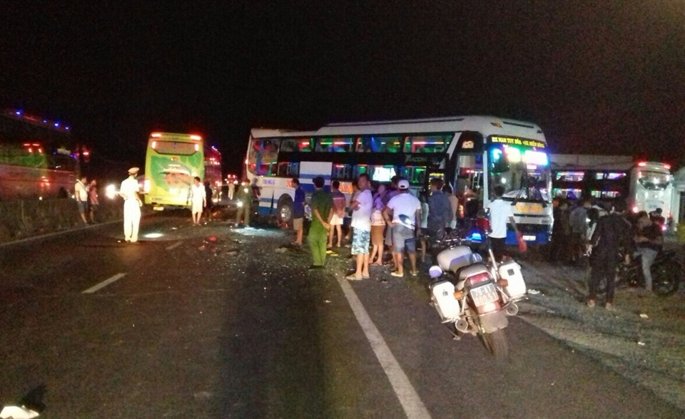 Xe khách đâm nhau liên hoàn, 2 người chết, 2 người trọng thương - 1 Hiện trường vụ tai nạn khiến 2 người chết, 2 người bị thương nặng