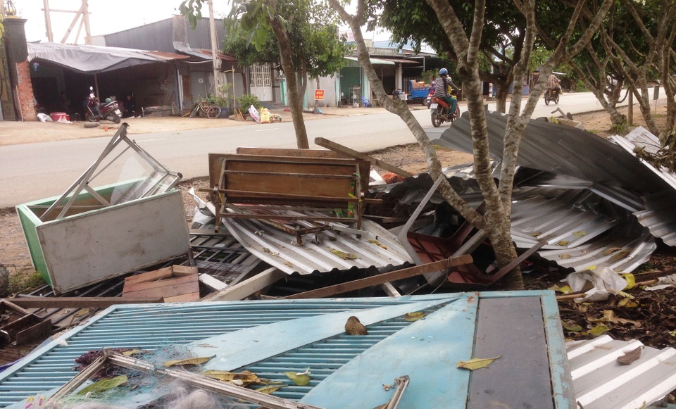 Vụ container lao vào nhà dân: “Người lớn ai cũng sống, sao con bé lại chết thảm thương?” - 3 Cảnh ngổn ngang sau vụ tai nạn trên đường ĐT835A, đoạn qua xã Mỹ Lộc, huyện Cần Giuộc, tỉnh Long An.