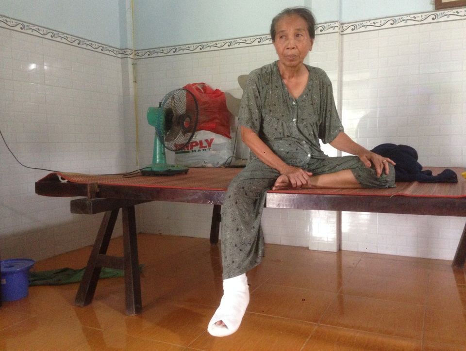 Vụ container lao vào nhà dân: “Người lớn ai cũng sống, sao con bé lại chết thảm thương?” - 1 Bà năm Ánh, một trong những nạn nhân của vụ tai nạn bàng hoàng kể lại vụ việc.
