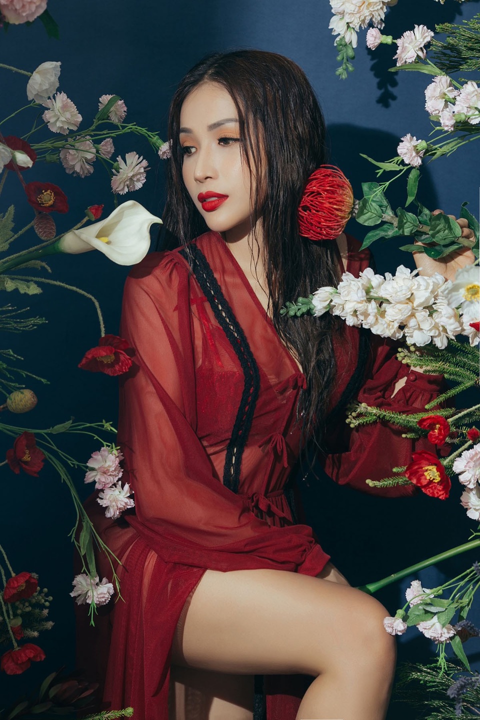 Trắng - đỏ là hai màu sắc mà Khả Như cảm thấy phù hợp với tính cách của cô nhất: vừa quyền lực lại vừa thanh thoát.