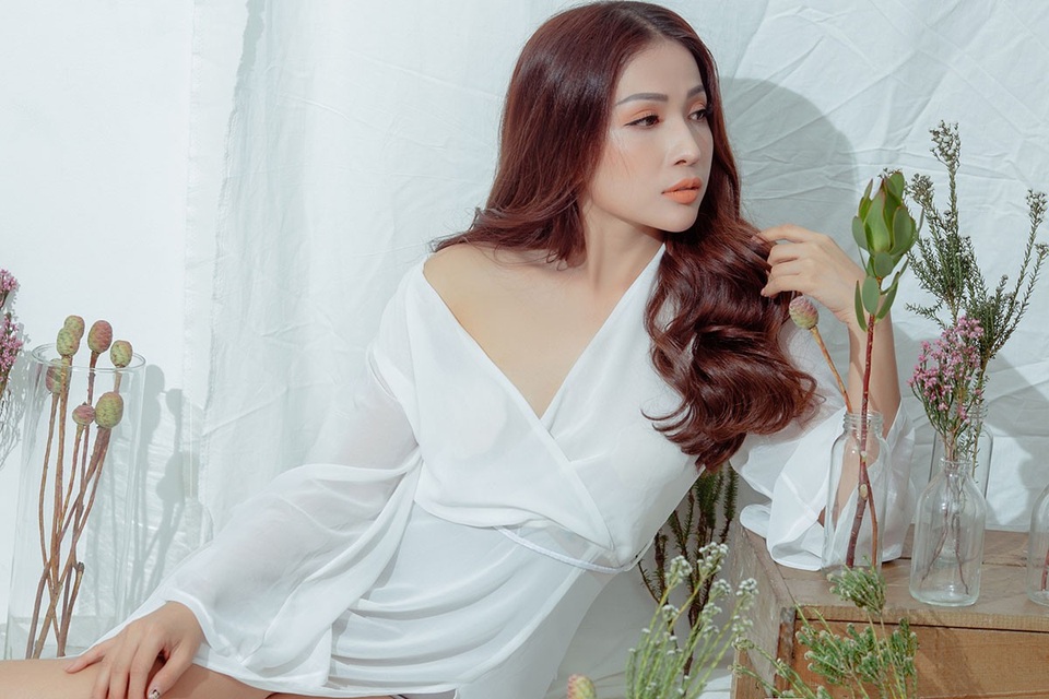 Ngoài ra, những đường xẻ váy cao, cắt cúp hở vai của các bộ trang phục cũng khiến “nàng mèo” phấn khích để khoe ra phong cách của bản thân. Với Khả Như, việc theo đuổi nghệ thuật nói chung hay hoạt động trong showbiz nói riêng luôn đòi hỏi việc biến hóa và tươi mới mỗi ngày.