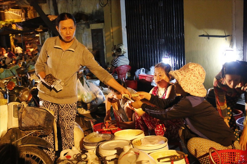 Trắng đêm mưu sinh ở phiên chợ “đặc biệt” tại Hội An - 14 Trắng đêm mưu sinh ở phiên chợ “đặc biệt” tại Hội An - 14