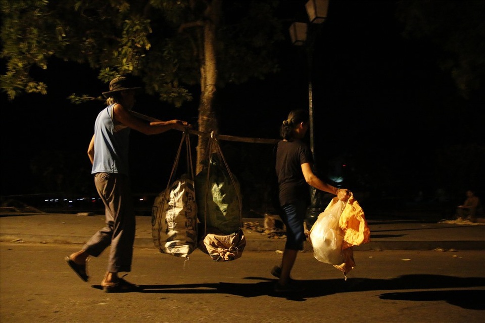 Trắng đêm mưu sinh ở phiên chợ “đặc biệt” tại Hội An - 5 Trắng đêm mưu sinh ở phiên chợ “đặc biệt” tại Hội An - 5