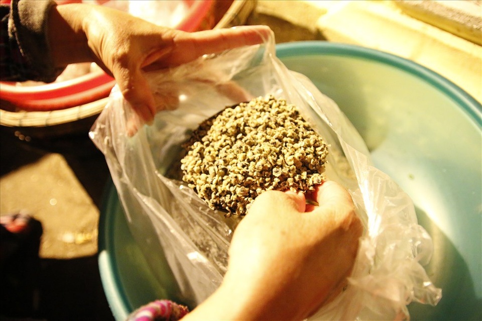 Trắng đêm mưu sinh ở phiên chợ “đặc biệt” tại Hội An - 7
Một mặc hàng nữa phải kể đến trong phiên chợ sớm này chính là hến sông.