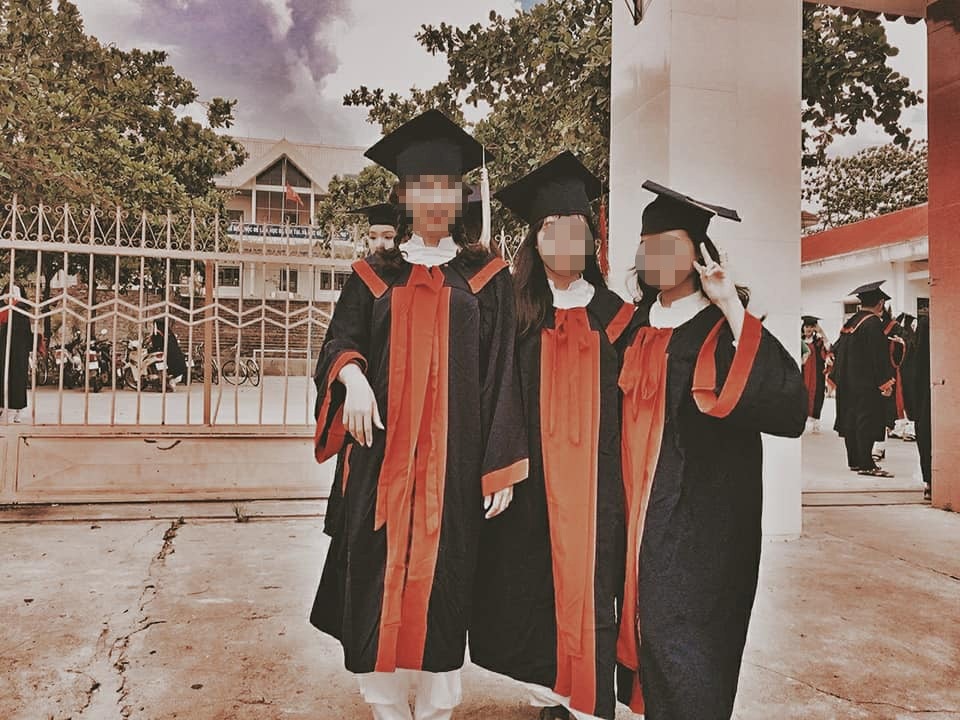 Ô tô tông chết 2 nữ sinh: Uớc mơ vỡ vụn dưới bánh xe “điên” - 3
Cú đâm nghiệt ngã cướp đi cuộc sống của nữ sinh nhiều hoài bão (nữ sinh L. đứng bìa trái)