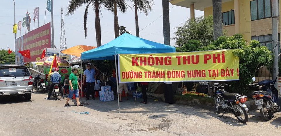 BOT Tân Đệ chờ chỉ đạo để thu phí trở lại sau nhiều ngày xả trạm - 1 Người dân, lái xe trưng khẩu hiệu phản đối, yêu cầu không thu phí tuyến đường tránh Đông Hưng tại BOT Tân Đệ