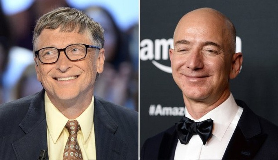 Ông chủ Amazon thành người giàu nhất lịch sử với khối tài sản 150 tỷ USD - 2 Năm 2017 chứng kiến một cuộc so kè dành cho ngôi vị tỷ phú giàu nhất thế giới giữa Bill Gates (trái) và Jeff Bezos. Tuy nhiên người chiến thắng sau cùng là CEO của Amazon.