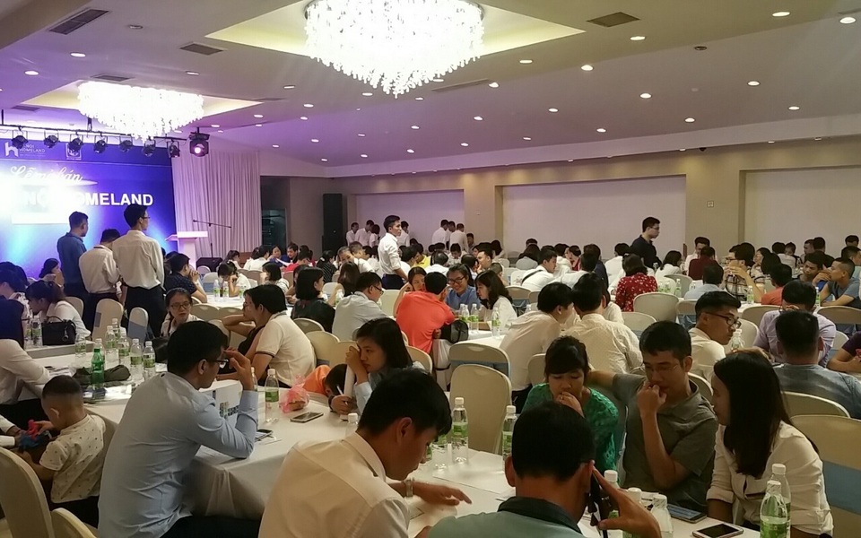 Vì sao dự án Hanoi HomeLand vừa “trình làng” Long Biên đã hút khách? - 1
Dự án hút khách tại buổi lễ mở bán do đơn vị phân phối Hải Phát Land tổ chức