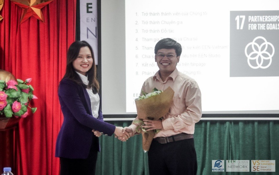 Câu lạc bộ học tập- Nơi khơi dậy niềm đam mê - 1 Đại diện Mạng lưới Hiệu Quả Năng lượng Việt Nam – Ks. Trần Thị Thu Phương (bên trái) tặng hoa chào mừng Khoa Quản lý công nghiệp và năng lượng Trường ĐH Điện lực