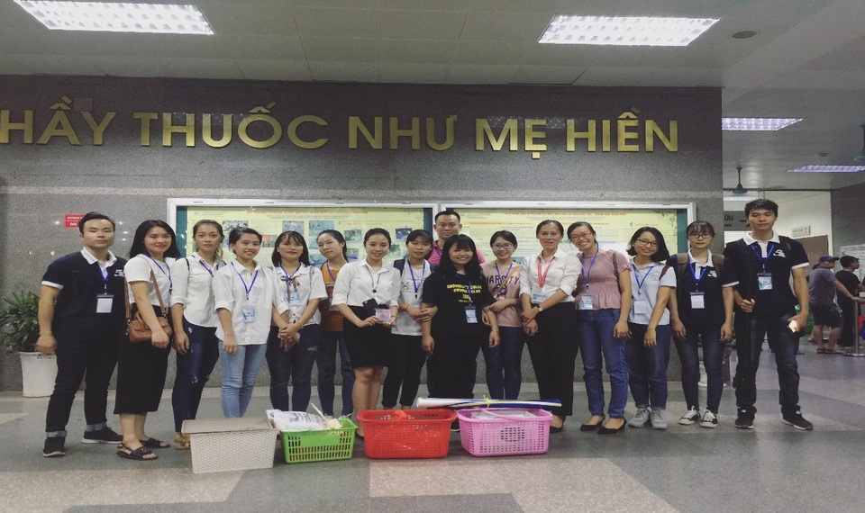 Câu lạc bộ học tập- Nơi khơi dậy niềm đam mê - 2 Các thành viên trong CLB tặng quà cho các bạn nhỏ ung thư – Viện huyết học