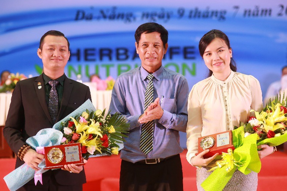 Là nhà tài trợ chính cho Hội thi năm nay, Ông Phạm Tường Huy - Tổng Giám đốc Herbalife Việt Nam (ngoài cùng bên trái) cho biết: “Chúng tôi rất tự hào là người bạn đồng hành tin cậy của các vận động viên Paralympic. Các bạn luôn khơi nguồn cảm hứng mạnh mẽ cho chúng ta bằng chính bản lĩnh, nghị lực và đam mê của mình để vượt qua những thử thách cam go và đạt được những mục tiêu tuyệt vời trong cuộc sống”.