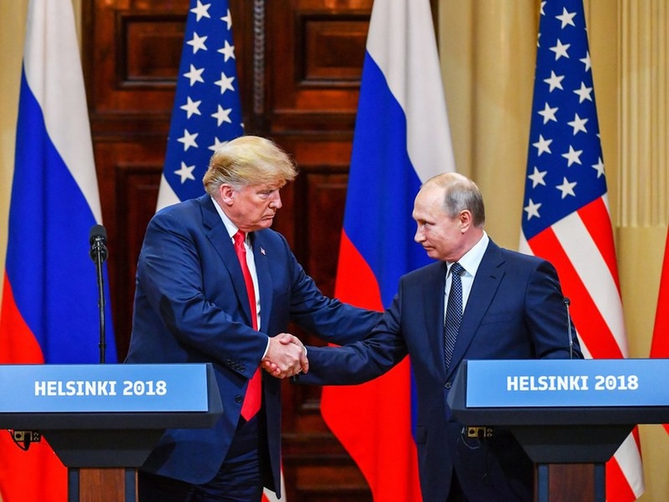 Ẩn ý của Tổng thống Putin phía sau quả bóng tặng ông Trump - 2 Tổng thống Trump và Tổng thống Putin bắt tay tại cuộc họp báo ở Phần Lan (Ảnh: Getty)