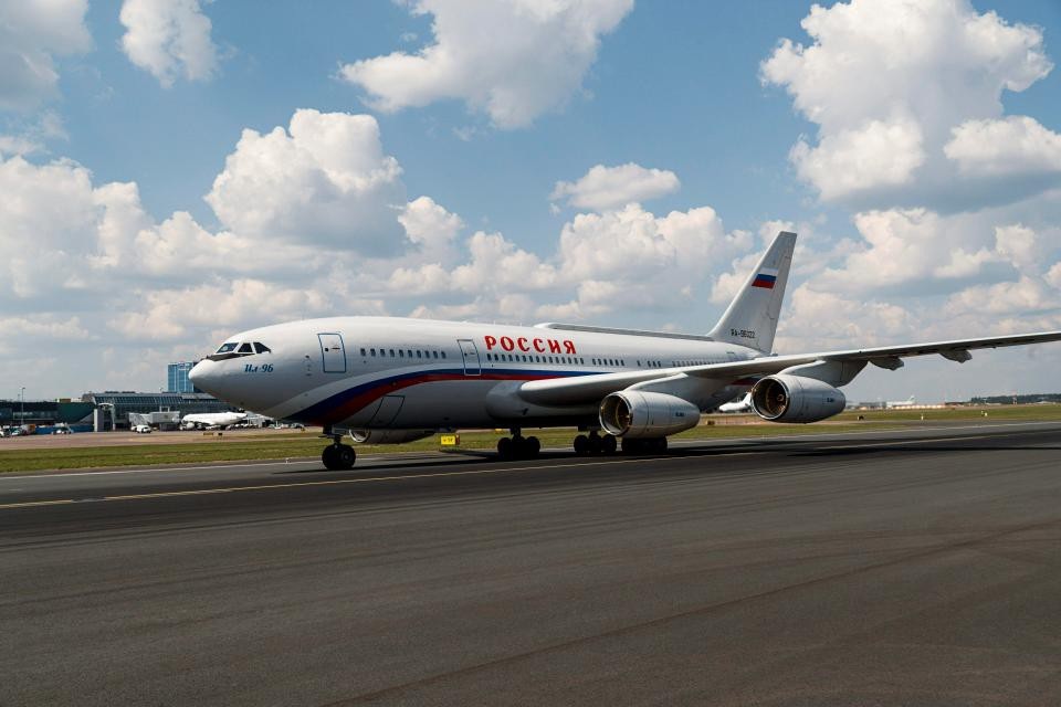 Chiêm ngưỡng "cung điện trên không" của Tổng thống Putin - 1
Chuyên cơ IL-96-300PU là một sản phẩm của tập đoàn Voronezh và được cho là có giá xấp xỉ 517 triệu USD. (Ảnh: CEN)