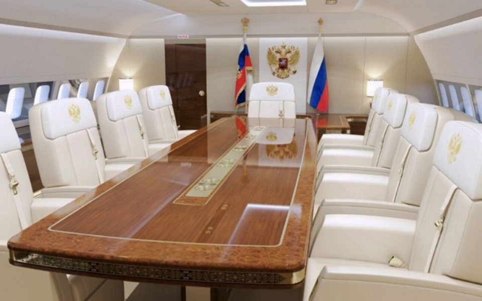 Chiêm ngưỡng "cung điện trên không" của Tổng thống Putin - 5
Máy bay có thiết kế phòng làm việc, phòng ngủ, bếp ăn, phòng thể hình được trang bị đầy đủ.