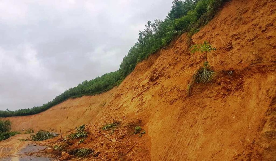 Đoạn đường Mậu Đức - Thạch Ngàn qua bản Nà Đười và Kẻ Nóc đường bị sạt lở. Huyện Con Cuông và hai xã đang cho xử lý khắc phục.