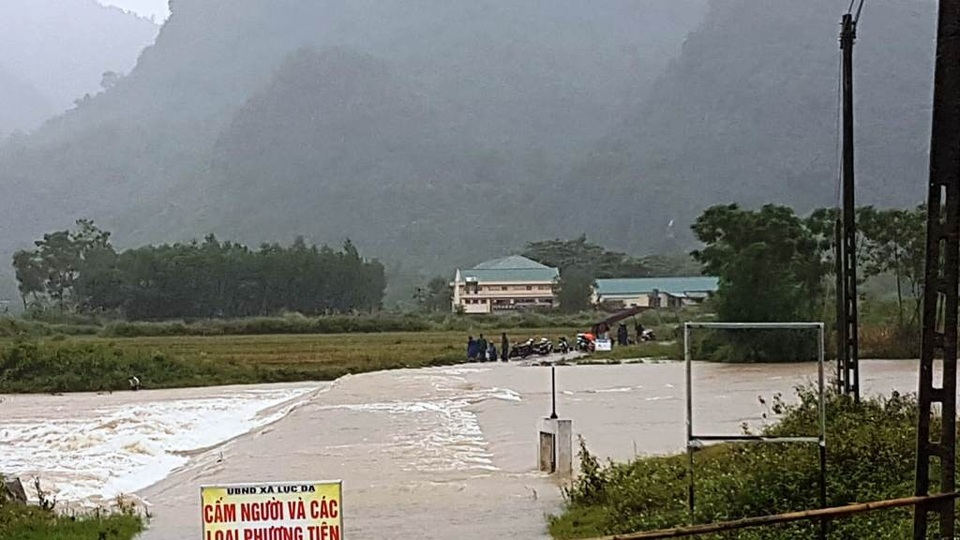 
			Hiện tại đập tràn Khe Mọi đã ngập nước. Huyện Con Cuông ra lệnh cấm người và mọi phương tiện qua lại.
			