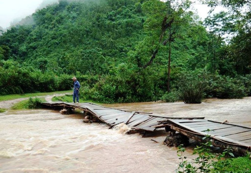 Một chiếc cầu dân sinh bị nước cuốn hư hỏng.