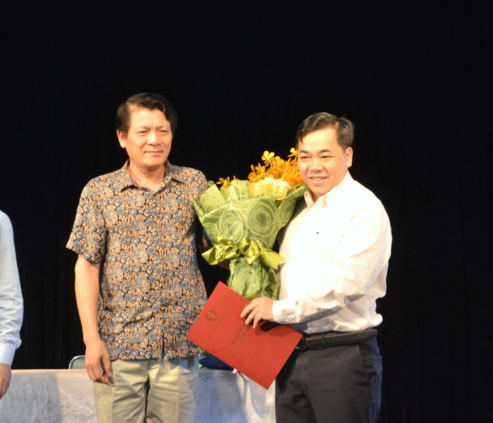 Ông Trần Hướng Dương làm Phó Cục trưởng Cục NTBD - 2 Ông Trần Hướng Dương nhận hoa chúc mừng từ phía NSND Nguyễn Quang Vinh - Quyền Cục trưởng Cục NTBD. Ảnh: GL.