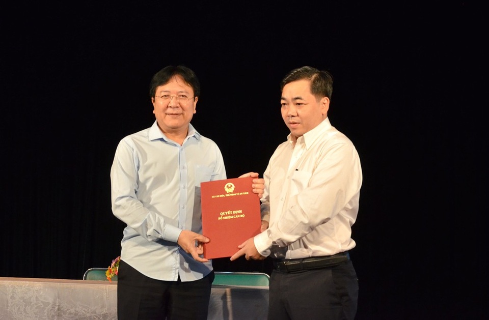Ông Trần Hướng Dương làm Phó Cục trưởng Cục NTBD - 1 Thứ trưởng Vương Duy Biên trao quyết định cho ông Trần Hướng Dương. Ảnh: GL.