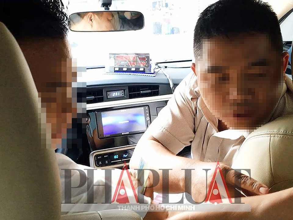 Chiêu trò "đồng 500.000 có ma" của các taxi dù - 4
Tài xế taxi dù 51G-054.17. Ảnh: N.TÂN