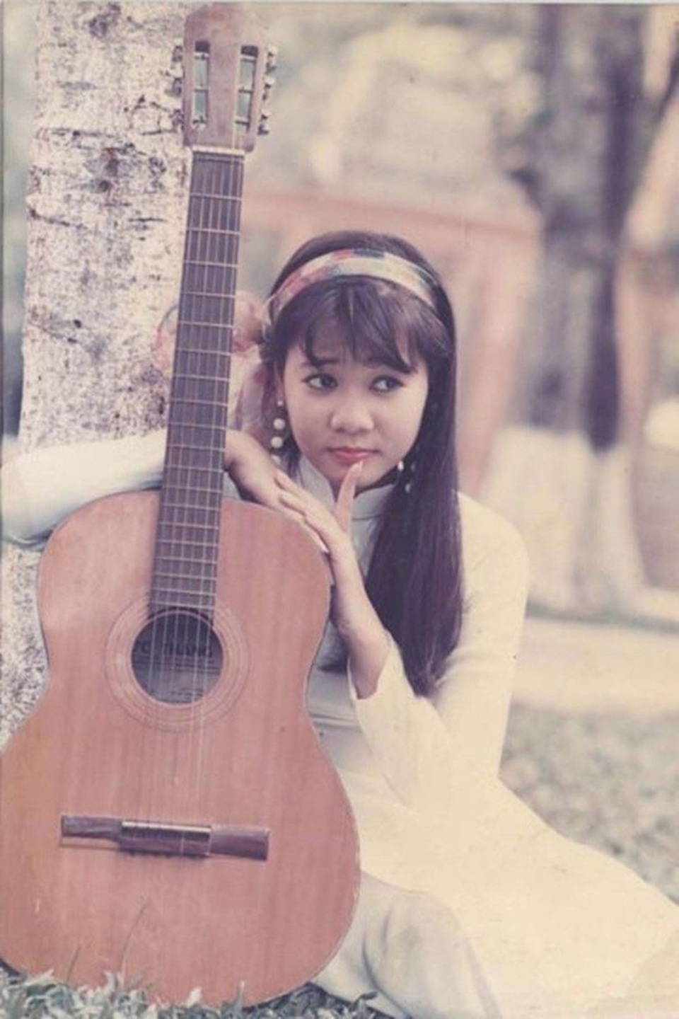 Hành trình thay đổi nhan sắc chóng mặt khiến Thu Minh vướng nghi án "dao kéo" - 5 Thời kì này, dù có những lúc khá bạo dạn trong cách ăn mặc so với bạn bè cùng trang lứa nhưng trang phục chính của Thu Minh vẫn là áo dài, vẻ ngoài của Thu Minh vẫn khá dịu dàng, nữ tính với mái tóc dài. Có thể thấy từ nhỏ Thu Minh đã sở hữu gương mặt ưa nhìn, dễ mến, tuy nhiên chiếc mũi hơi to.