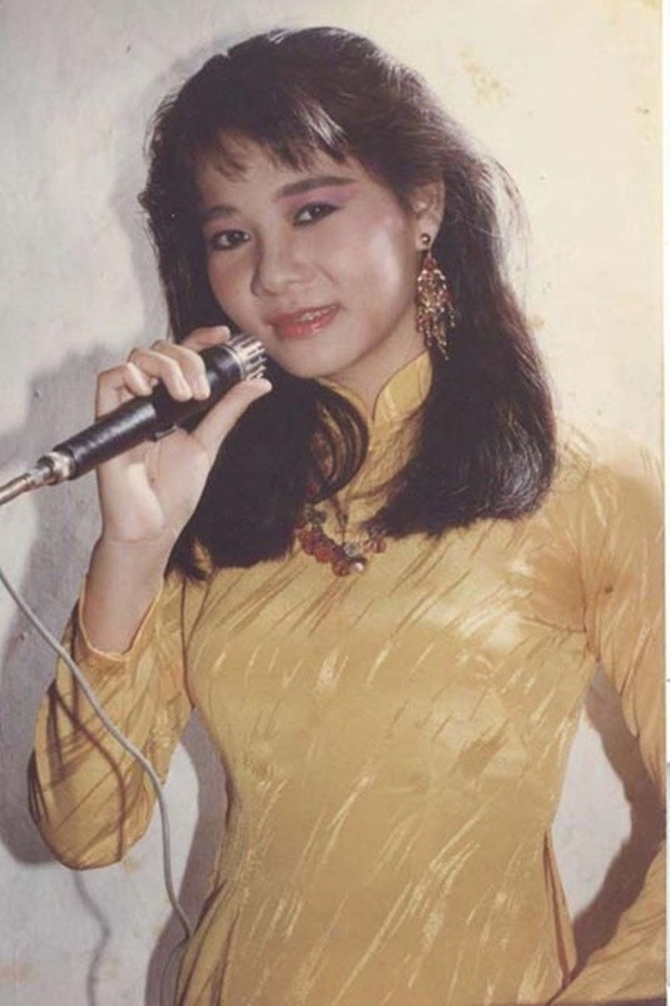 Hành trình thay đổi nhan sắc chóng mặt khiến Thu Minh vướng nghi án "dao kéo" - 2 Thu Minh thu hút được sự chú ý của dư luận với giọng hát khỏe và cao vút khi thể hiện hoàn hảo ca khúc gạo cội Bóng cây Kơ-nia vào năm 1993.