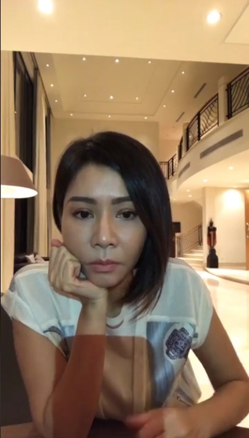 Hành trình thay đổi nhan sắc chóng mặt khiến Thu Minh vướng nghi án "dao kéo" - 16 Và mới đây nhất, khi livestream trò chuyện về nỗi lòng của người mẹ sau khi sinh con trai, Thu Minh đã khiến mình phải đối mặt với nghi án phẫu thuật thẩm mỹ vì chiếc mũi cao, thon gọn khác thường. Bên cạnh đó cũng có luồng khán giả cho rằng, đó là công nghệ make-up và ánh đèn chiếu khi livestream.