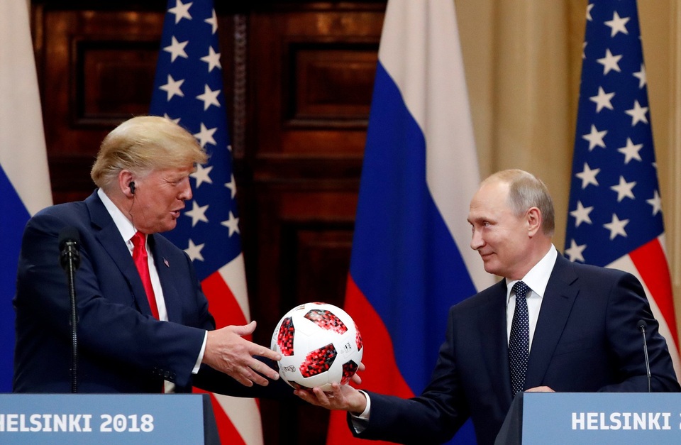 Nga lên tiếng về lời mời ông Putin tới Mỹ của Tổng thống Trump - 1 Tổng thống Putin tặng bóng cho người đồng cấp Mỹ trong cuộc họp báo tại Helsinki (Ảnh: Reuters)