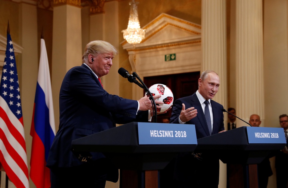 Món quà đặc biệt Tổng thống Putin tặng ông Trump tại thượng đỉnh đầu tiên - 2
“Tổng thống Trump vừa đề cập rằng chúng tôi đã tổ chức thành công giải bóng đá thế giới. Nói về bóng đá, thưa ngài Tổng thống, tôi sẽ tặng ngài quả bóng này và bóng bây giờ đang ở trên sân của ngài. Hơn nữa Mỹ sẽ là nước đăng cai World Cup vào năm 2026”, Tổng thống Putin nói khi tặng quà cho ông Trump. (Ảnh: Reuters)