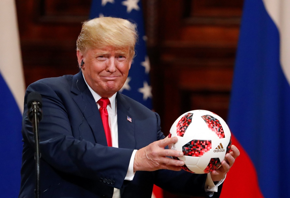 Món quà đặc biệt Tổng thống Putin tặng ông Trump tại thượng đỉnh đầu tiên - 3 “Cảm ơn ông rất nhiều. Chúng tôi sẽ đăng cai sự kiện đó và chúng tôi hy vọng sẽ làm tốt nhiệm vụ này. Điều đó rất tuyệt”, Tổng thống Trump đáp lại. (Ảnh: Reuters)