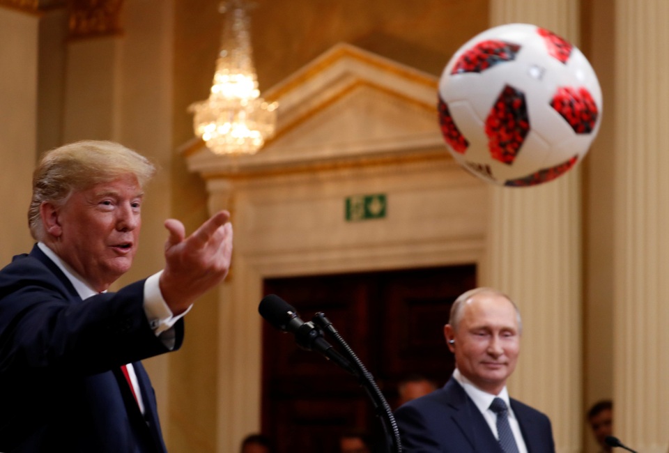 Món quà đặc biệt Tổng thống Putin tặng ông Trump tại thượng đỉnh đầu tiên - 4 Ông Trump sau đó lập tức tung quả bóng về phía Đệ nhất phu nhân Melania - người đang ngồi trên hàng ghế đầu tiên trong phòng họp báo. Tuy nhiên bà Melania đã bắt trượt. (Ảnh: Reuters)