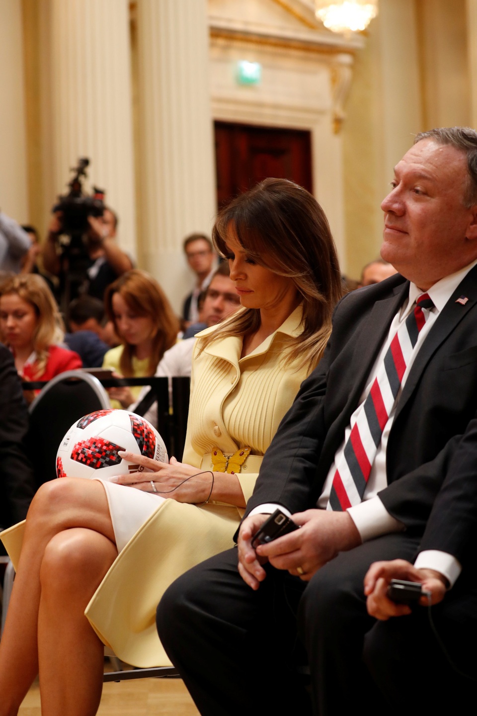 Món quà đặc biệt Tổng thống Putin tặng ông Trump tại thượng đỉnh đầu tiên - 6 Ông Pompeo sau đó chuyển món quà của Tổng thống Putin cho bà Melania. (Ảnh: Reuters)