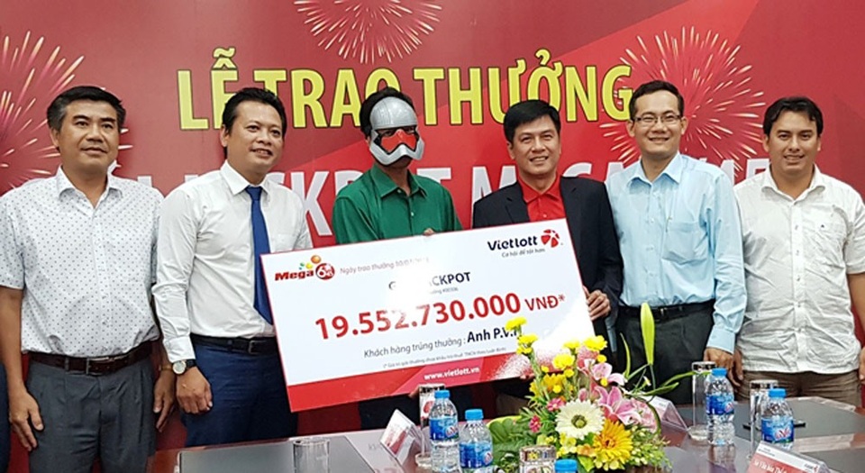 Bí quyết nuôi số trúng giải độc đắc 20 tỷ đồng của tỷ phú số đỏ - 1
Anh H. đeo mặt nạ nhận thưởng giải thưởng Vietlott gần 20 tỷ đồng.