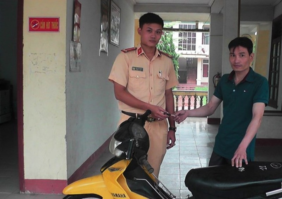 Vui mừng được CSGT trao trả chiếc xe bị mất cắp... 5 năm trước - 1
Chiến sĩ Đội CSGT huyện Yên Thành bàn giao chiếc xe cho anh Hòa.