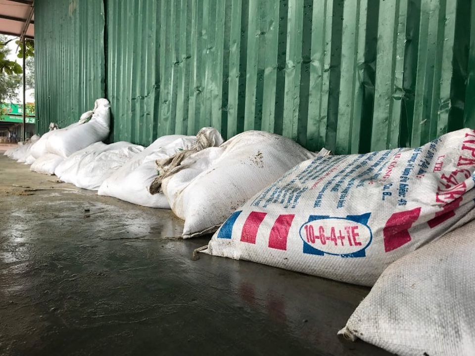 "Chạy đua" với Sơn Tinh: Kéo thuyền lên đường, hạ mái xuống đất - 18
Những bao tải cát được để che chắn trước các ki ốt.