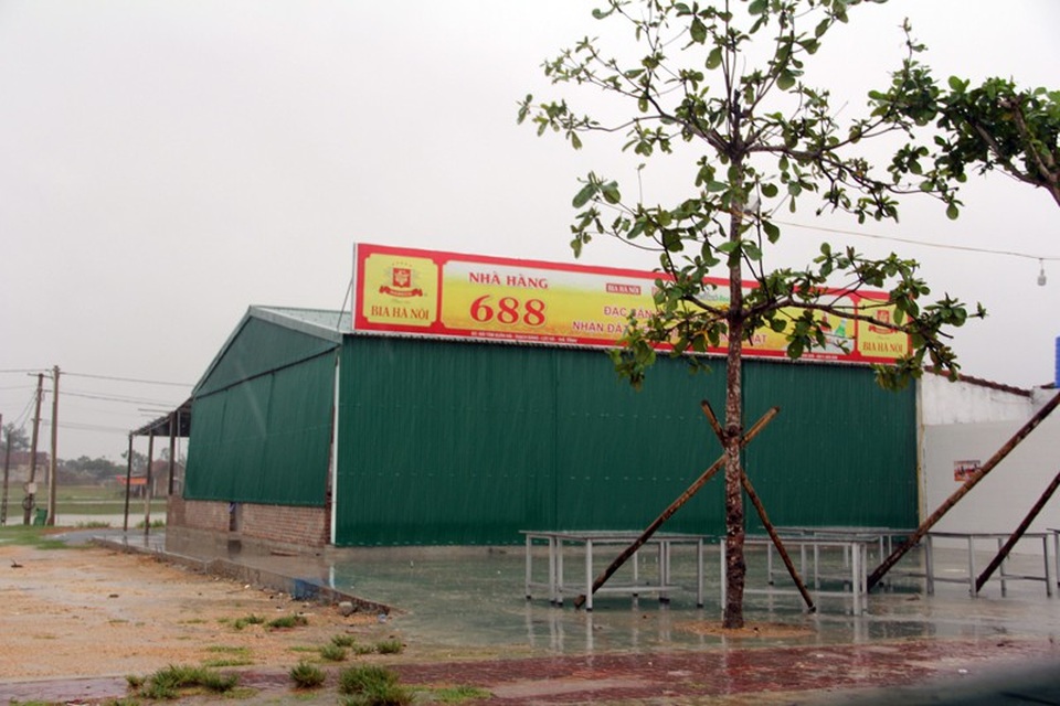 
Hàng quán bên bờ biển đóng cửa nín thở chờ bão.
