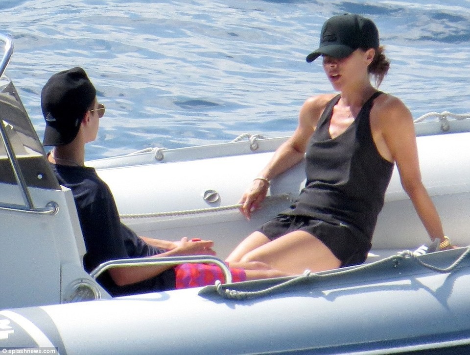 Gia đình Beckham đi nghỉ mát ở Croatia - 2
Vic khoe dáng thon gọn trong trang phục đơn giản, năng động