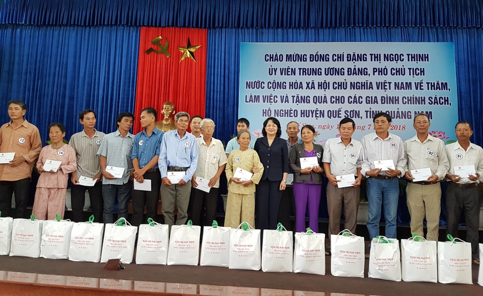 Phó Chủ tịch nước tặng quà gia đình chính sách, học sinh khó khăn - 2 Phó Chủ tịch nước Đặng Thị Ngọc Thịnh trao quà đến các gia đình chính sách, khó khăn của huyện Quế Sơn
