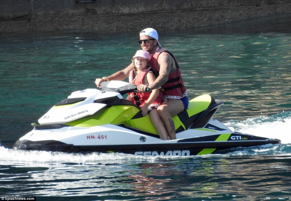 Gia đình Beckham đi nghỉ mát ở Croatia - 3
David chăm chút từng ly từng tý cho con gái út Harper