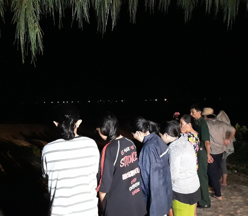 Trời mưa, sóng lớn và đêm tối khiến cho việc tìm kiếm nạn nhân còn lại gặp nhiều khó khăn.