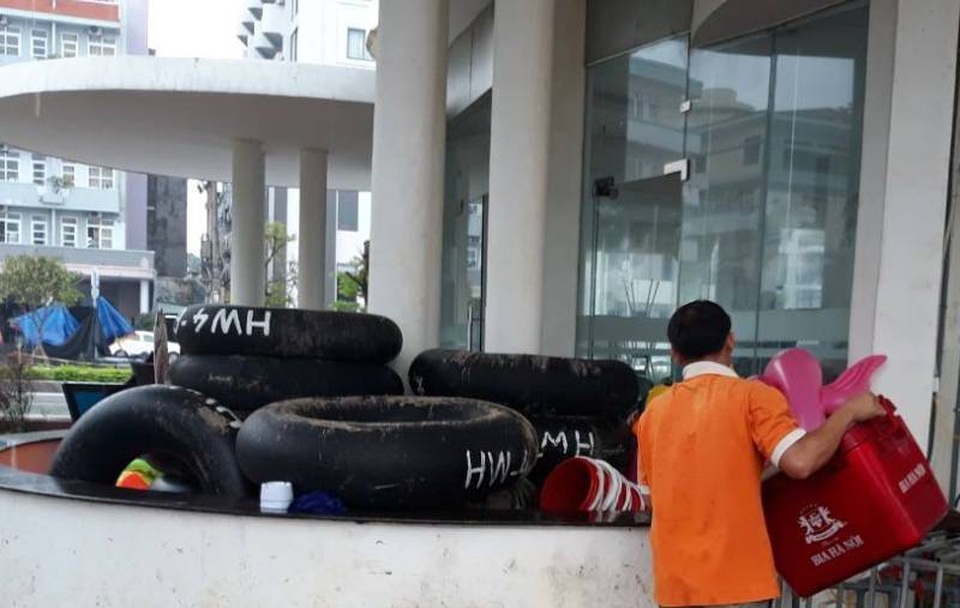 "Chạy đua" với Sơn Tinh: Kéo thuyền lên đường, hạ mái xuống đất - 4
Các hàng quán ven biển thu dọn khẩn trương.