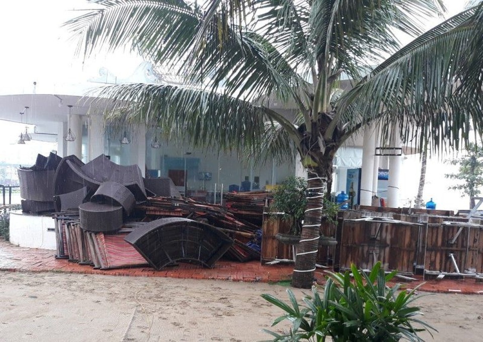 "Chạy đua" với Sơn Tinh: Kéo thuyền lên đường, hạ mái xuống đất - 7 Dọc bờ biển Sầm Sơn, công tác thu dọn tài sản đã cơ bản hoàn tất