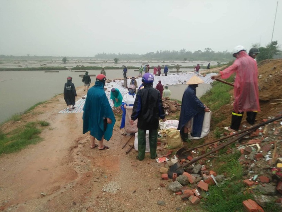 Nga từ 14h chiều, rất đông cán bộ và người dân xã Thạch Châu đã có mặt tại tuyến đê để gia cố lại đoạn đê bị bão số 10 năm 2017 tàn phá.