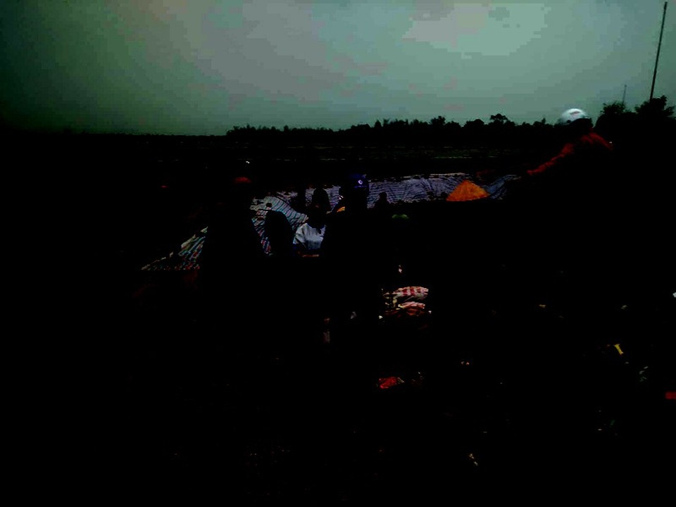 
Phải tới 19h tối việc vá đê mới hoán thành.
