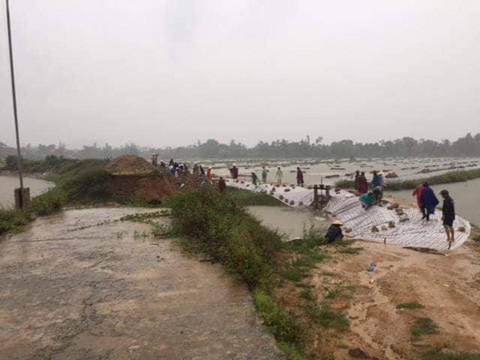 Do quá gấp gáp, thiếu nguồn nên  chính quyền xã chỉ còn biết trải bạt, dùng bao đựng đất đá đè lên.